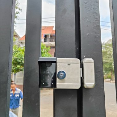 Khoá vân tay cửa cổng chống nước Laffer A18 - vân tay 2 chiều