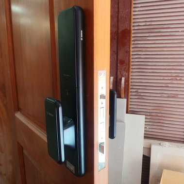 Khóa vân tay tự động Bosch EL 600 EU BLACK (Màu đen)