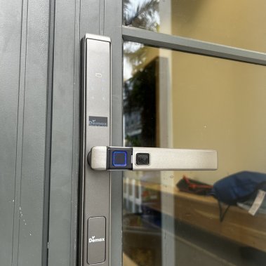 Khóa thông minh cửa nhôm sắt chống nước DEMAX EL688 GS LUX APP WIFI
