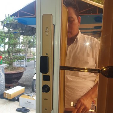 Khóa thông minh tự động cửa nhôm sắt chống nước DEMAX SL801 YB APP WIFI