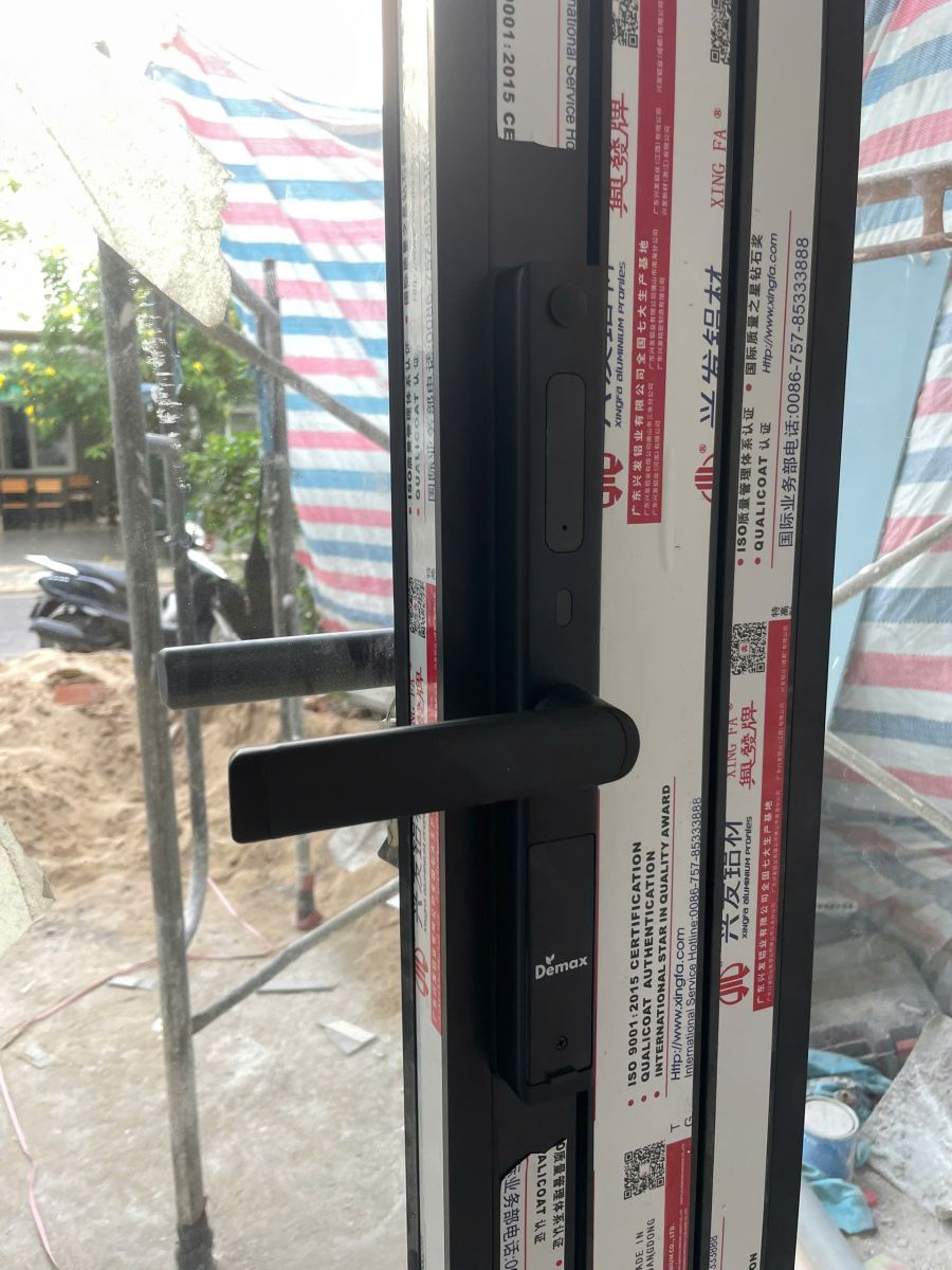 Khóa điện tử thông minh Demax EL-C103 SB lắp cho cửa nhôm sắt